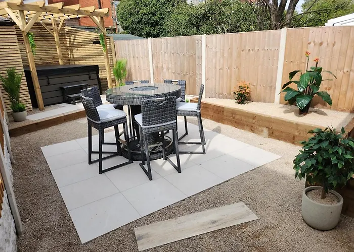 Xxhot Tubxx 4Bed Semi, Sleeps 8, 2 Bathrooms