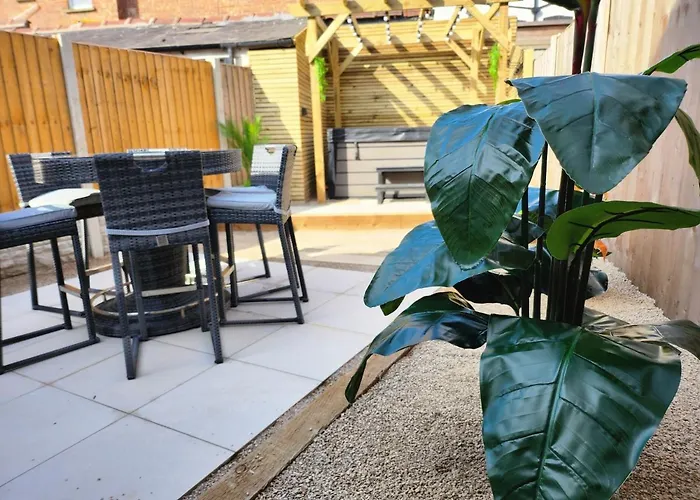 Xxhot Tubxx 4Bed Semi, Sleeps 8, 2 Bathrooms
