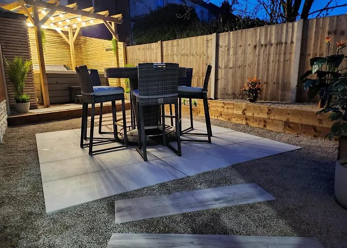 Xxhot Tubxx 4Bed Semi, Sleeps 8, 2 Bathrooms