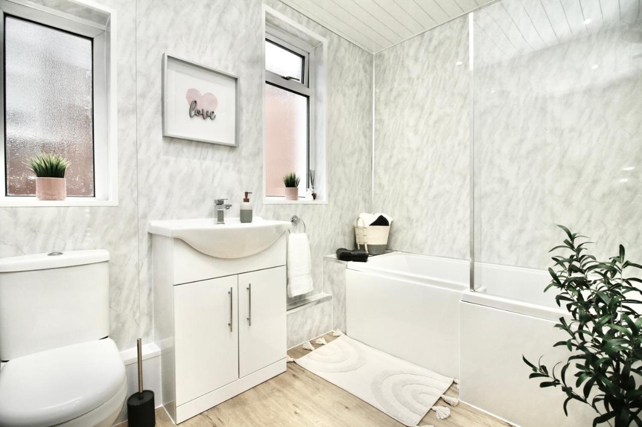 Xxhot Tubxx 4bed Semi, Sleeps 8, 2 Bathrooms *