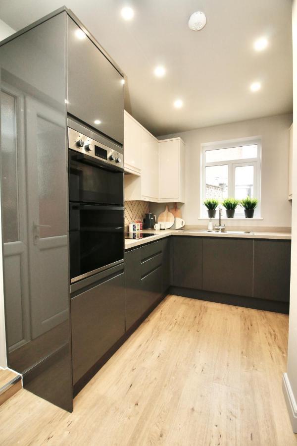 Holiday home Xxhot Tubxx 4bed Semi, Sleeps 8, 2 Bathrooms *
