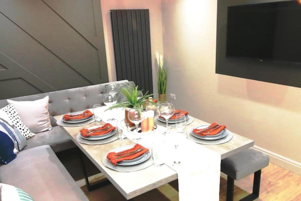 Xxhot Tubxx 4bed Semi, Sleeps 8, 2 Bathrooms Holiday home