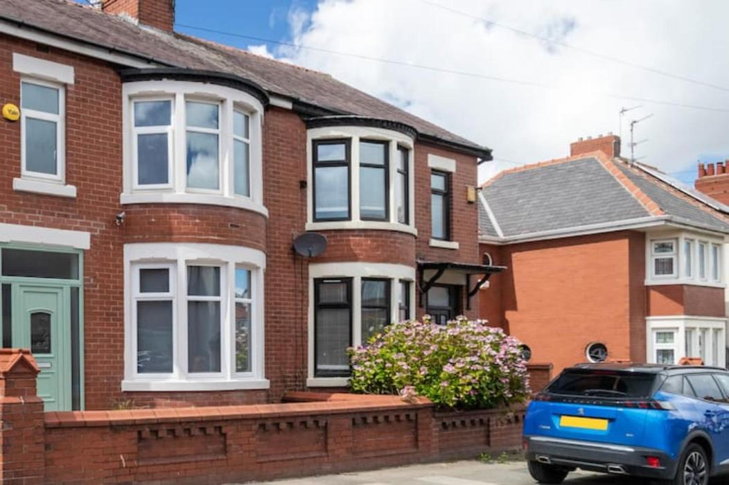 Xxhot Tubxx 4bed Semi, Sleeps 8, 2 Bathrooms Blackpool