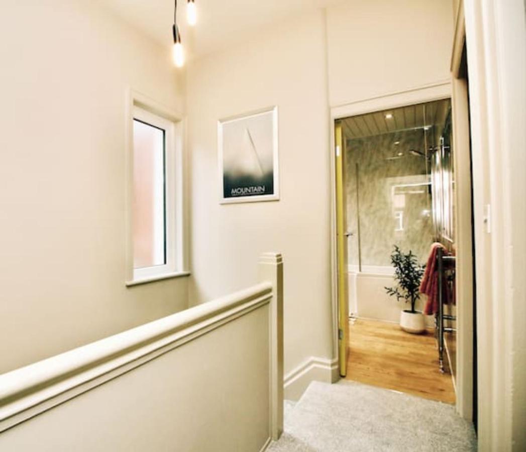 Xxhot Tubxx 4bed Semi, Sleeps 8, 2 Bathrooms Holiday home *