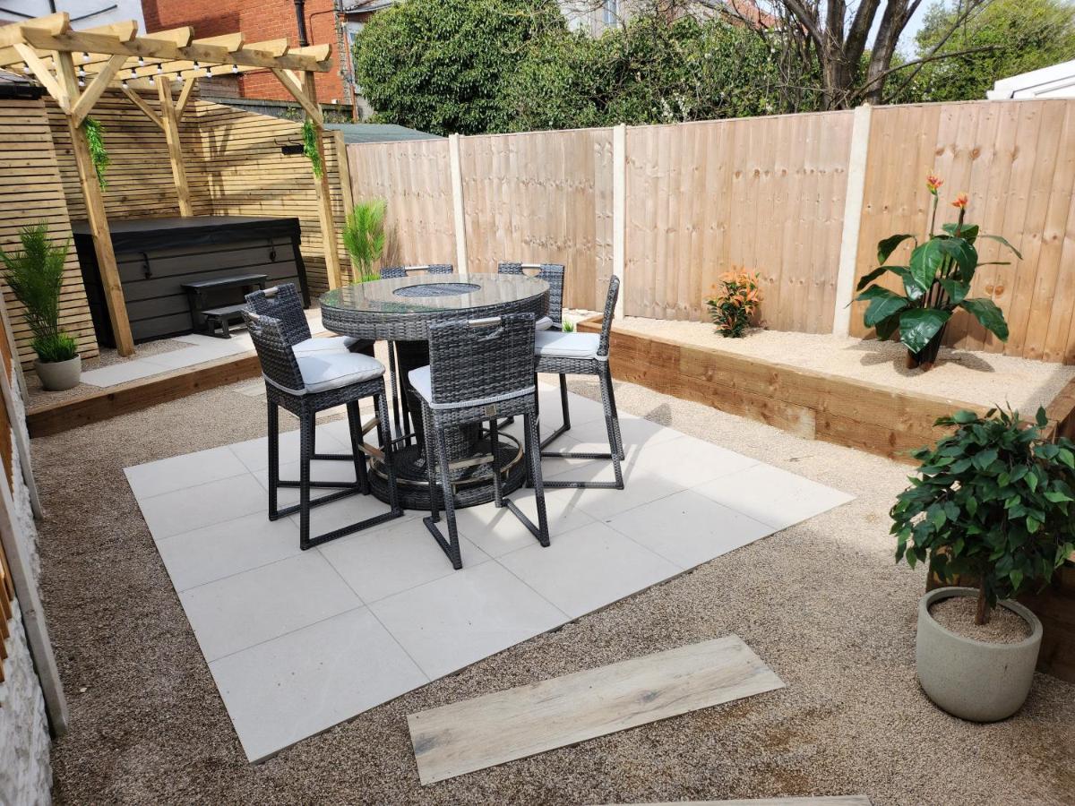 Xxhot Tubxx 4bed Semi, Sleeps 8, 2 Bathrooms Holiday home Blackpool