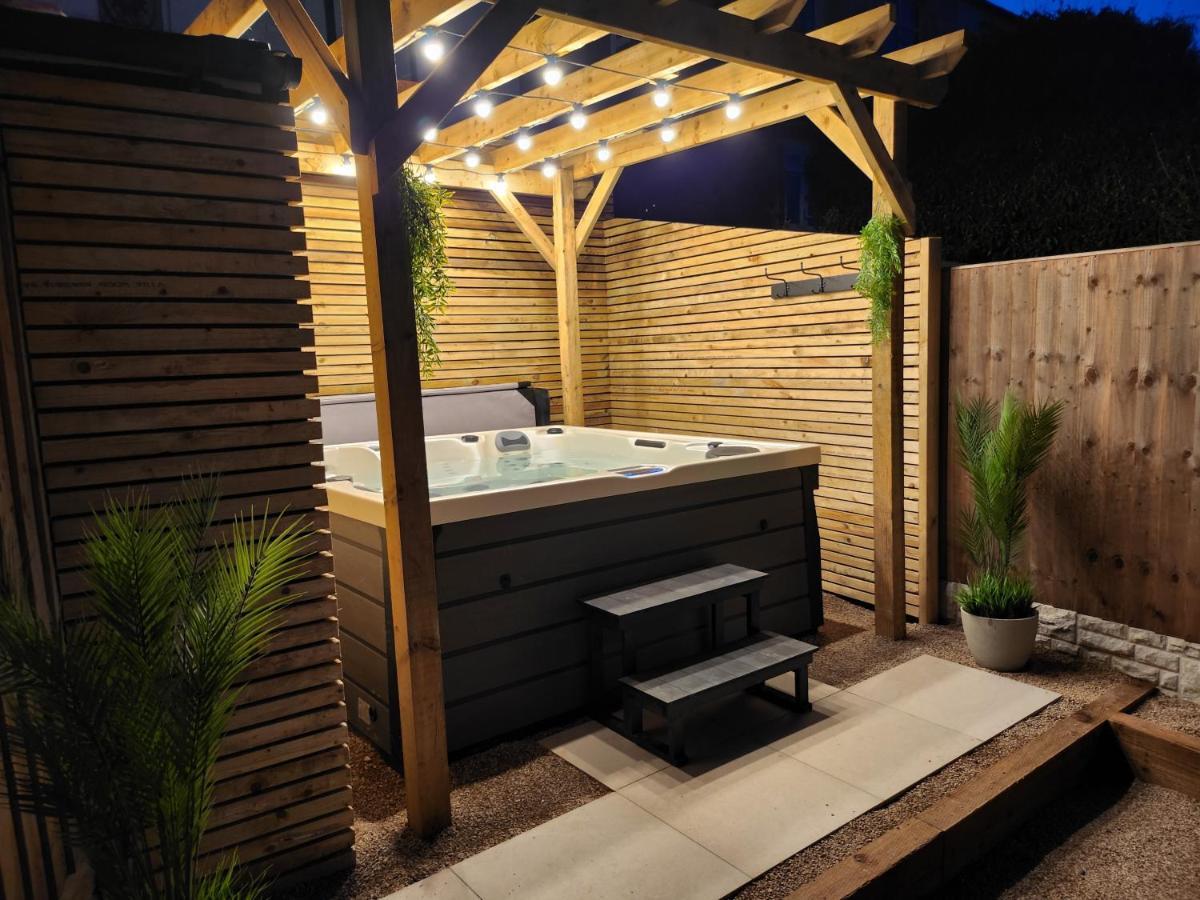 Holiday home Xxhot Tubxx 4bed Semi, Sleeps 8, 2 Bathrooms *
