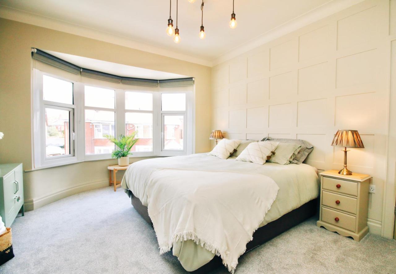 Xxhot Tubxx 4bed Semi, Sleeps 8, 2 Bathrooms * Blackpool